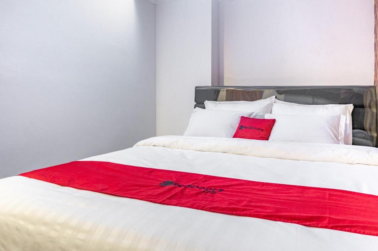 Reddoorz Near Manhattan Times Square 2 Rumah tetamu Medan